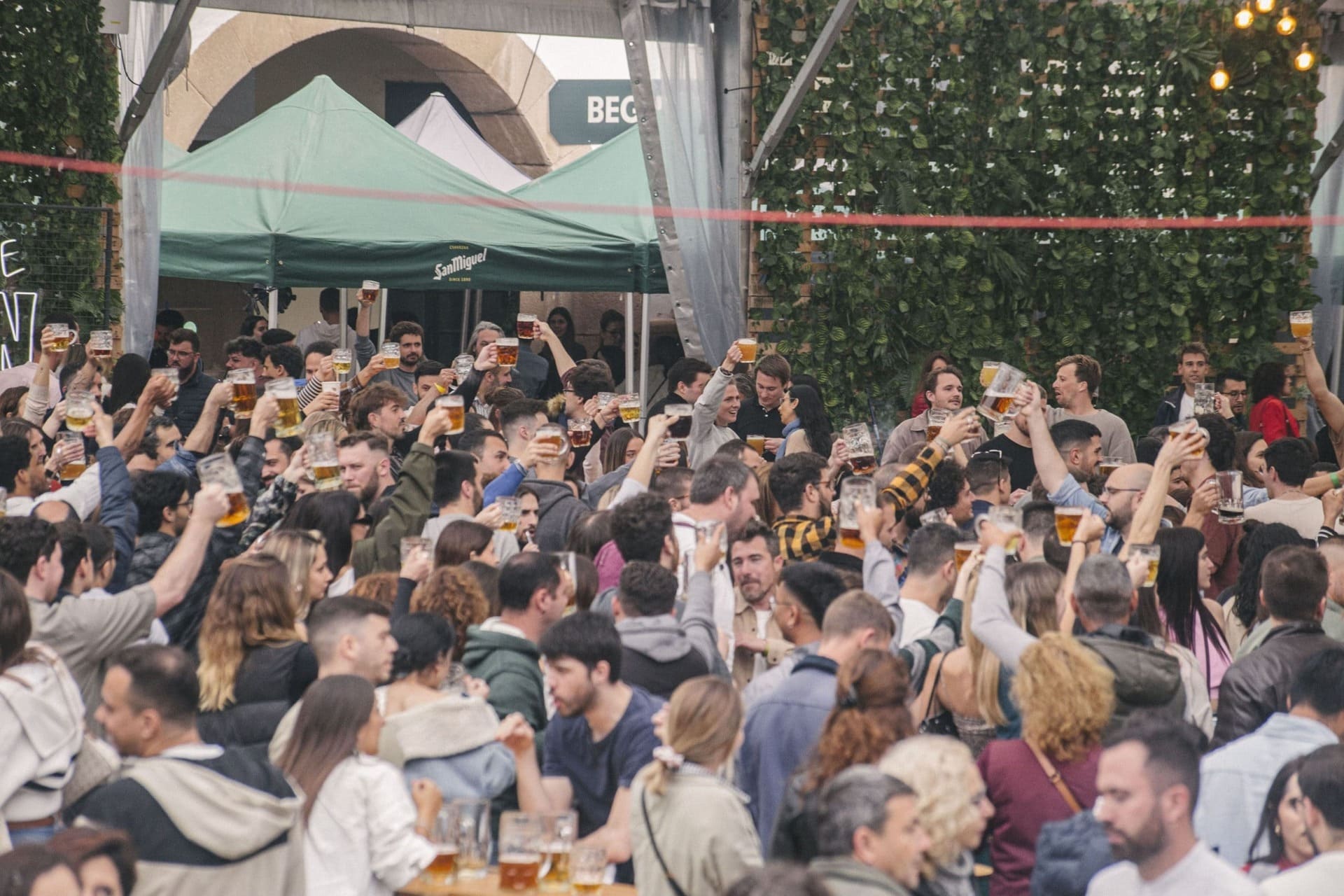 La San Miguel Biergarten omple el Poble Espanyol de cervesa, gastronomia i cultura alemanya aquest setembre a Barcelona